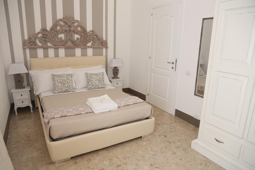 Dimi House Bed & Breakfast เลชเช ภายนอก รูปภาพ